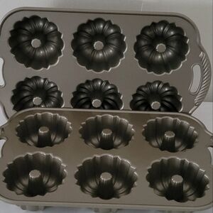 Nordic Ware Cast Aluminum Bundtlette Cake Pan